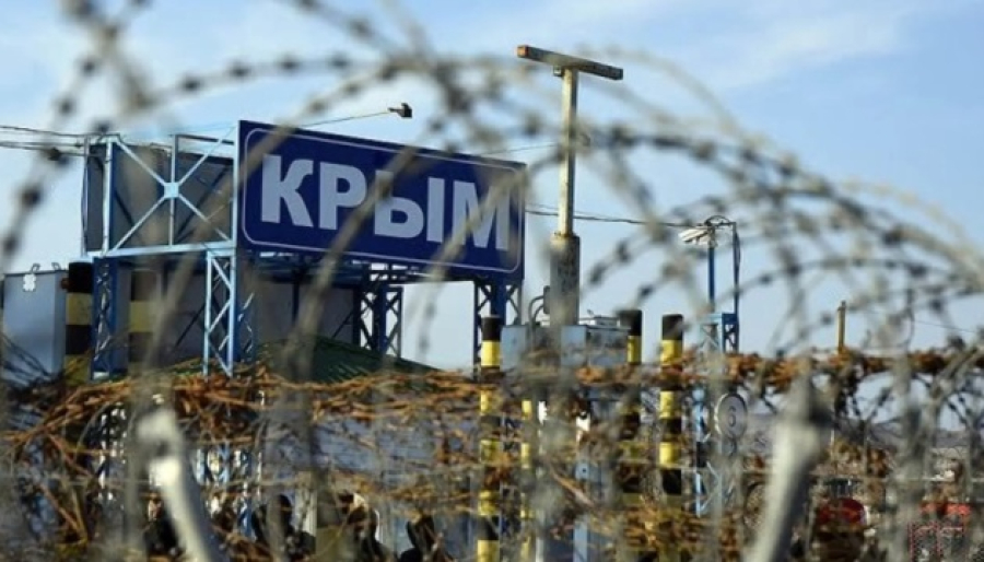 У тимчасово окупованому Криму загарбники масово розносять повістки