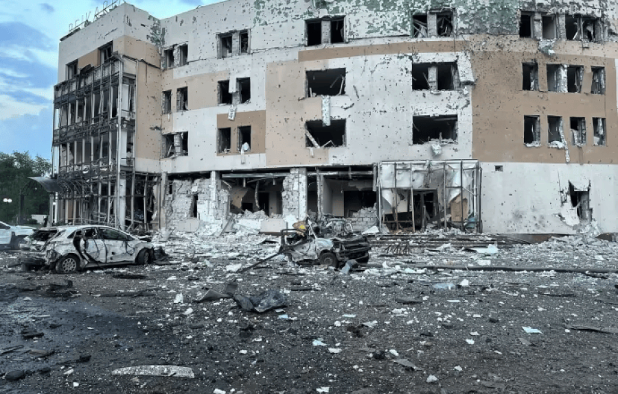 Ворог вчора в Запоріжжі вдарив по готелю, де працював дитячий табір