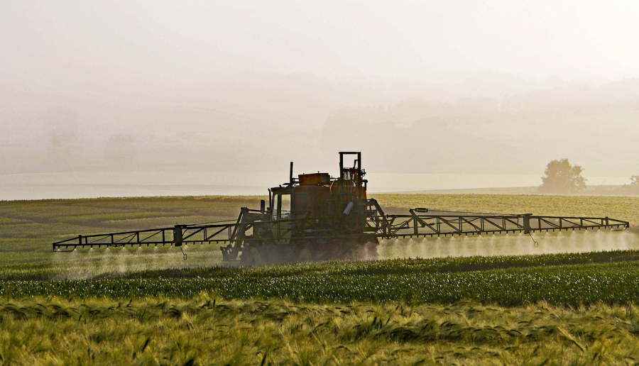 Тишківські аграрії розпочинають пестицидну обробку полів