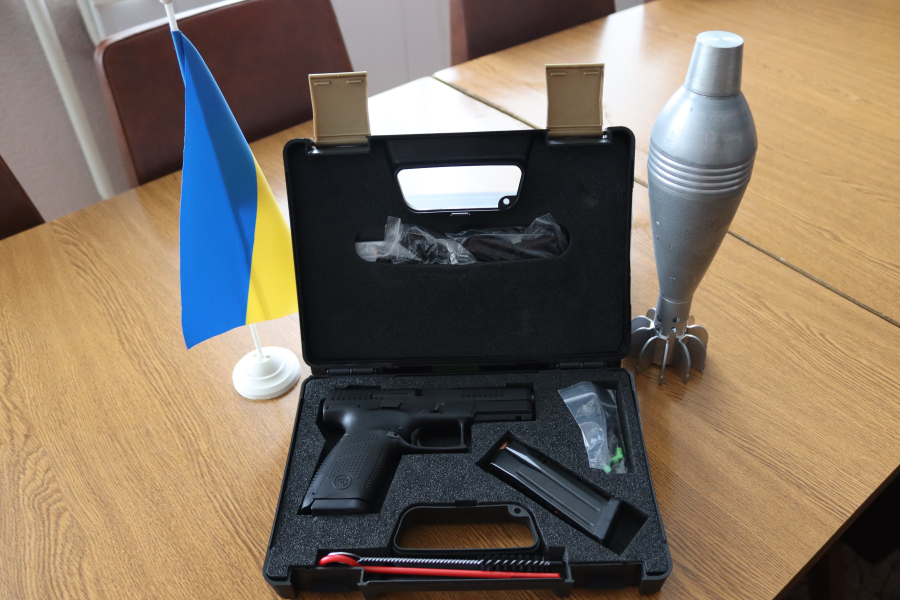 Очільнику громади Кіровоградщини вручили зброю від ГУР