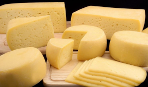 Дороге молоко провокує зростання імпорту сиру