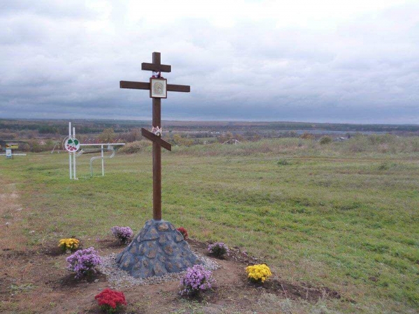 Hа в’їзді до села Калинівки Первозванівської територіальної громади та на виїзді з нього сільські активісти встановили та освятили Хрести-обереги.