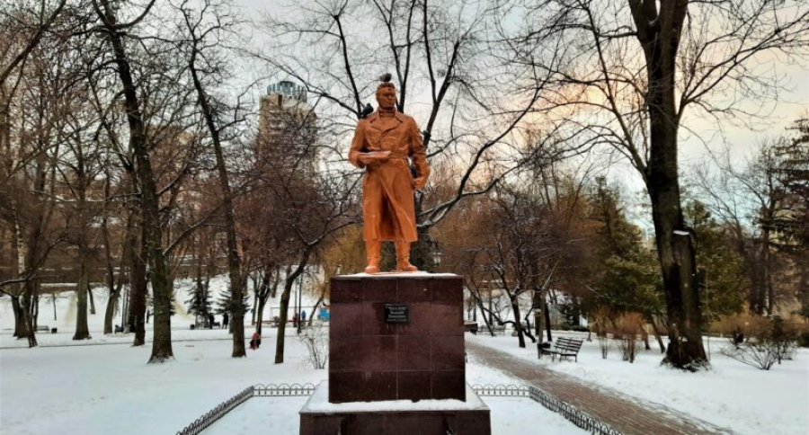 В Києві розпочали демонтаж пам’ятника Чкалову, пам’ятник Ватутіну знімуть завтра