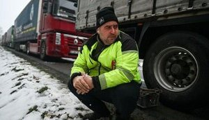 Майже 4 тис. вантажівок очікують у чергах на кордоні з Польщею, - Держприкордонслужба