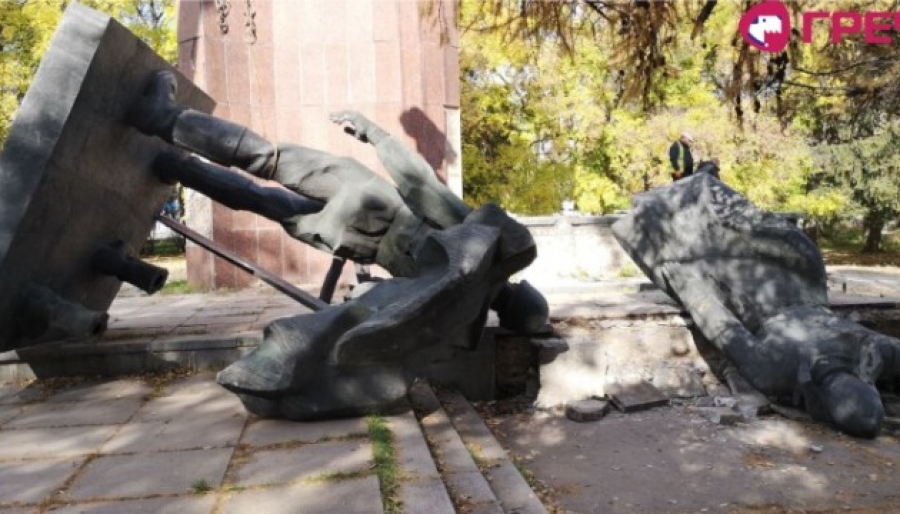 У Кропивницькому «декомунізувався» радянський пам’ятник