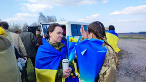 Оборонці Маріуполя, Бахмута, Чонгара та Зміїного: Україна повернула з російського полону сотню захисників
