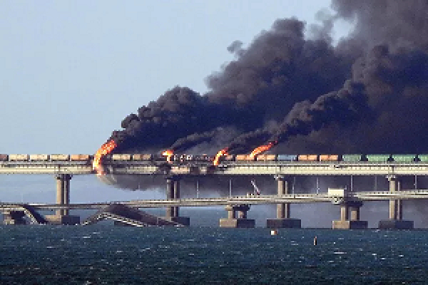 РФ обмежила рух Кримським мостом через &quot;надзвичайну подію&quot;, повідомляють про вибухи
